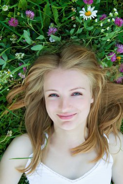 Kız çimenlerde yatıyor.