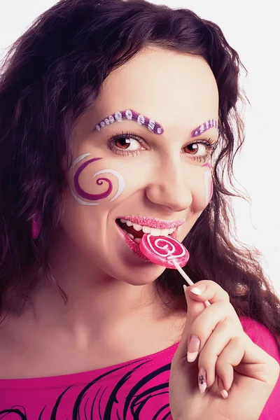 Mujer comiendo una piruleta —  Fotos de Stock