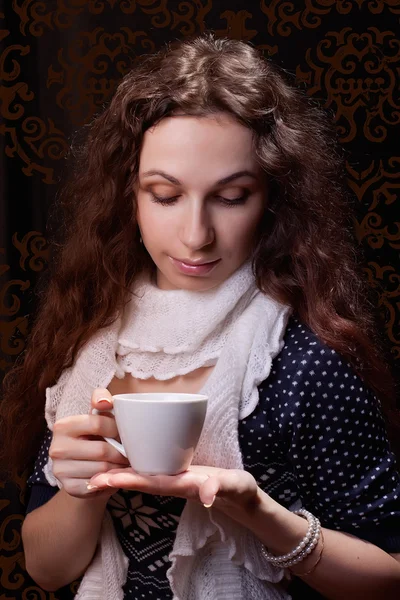 Женщина с чашкой — стоковое фото