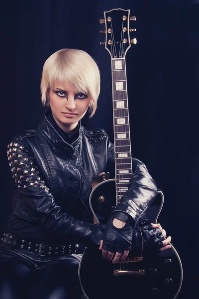 Flicka med elgitarr — Stockfoto