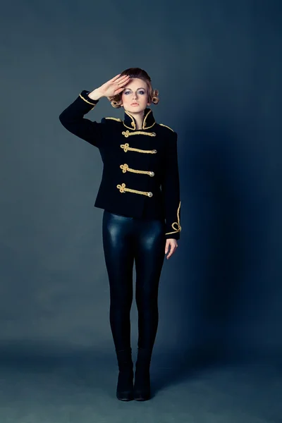 Dívka v staromódní uniformě — Stock fotografie