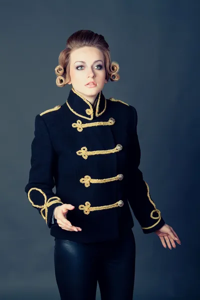 Dívka v staromódní uniformě — Stock fotografie