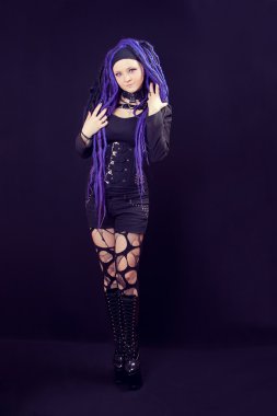 kadın mor dreadlocks ile