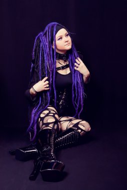 kadın mor dreadlocks ile