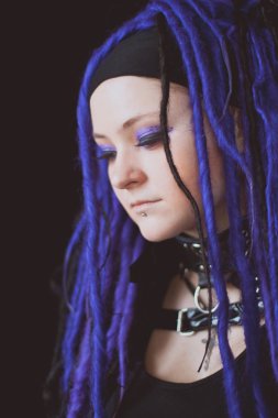 kadın mor dreadlocks ile