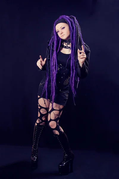 紫のドレッドヘアを持つ女性 — ストック写真
