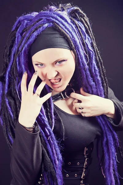 Femme avec dreadlocks violet — Photo