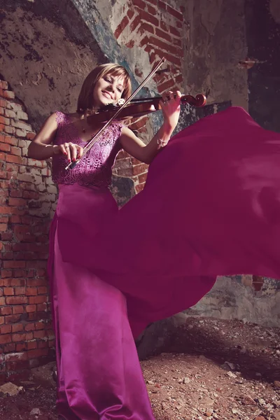 Femme avec un violon — Photo