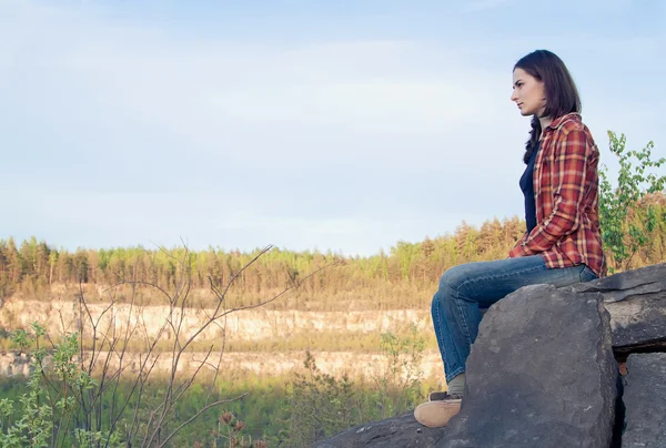 Fille sur les rochers — Photo