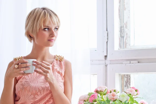 Beautiful girl drinks coffee — Stock Photo, Image