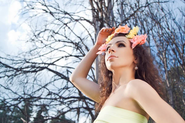 Mulher na floresta — Fotografia de Stock