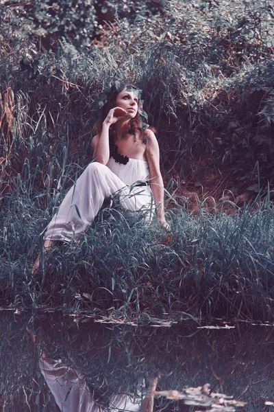 Femme dans la forêt — Photo