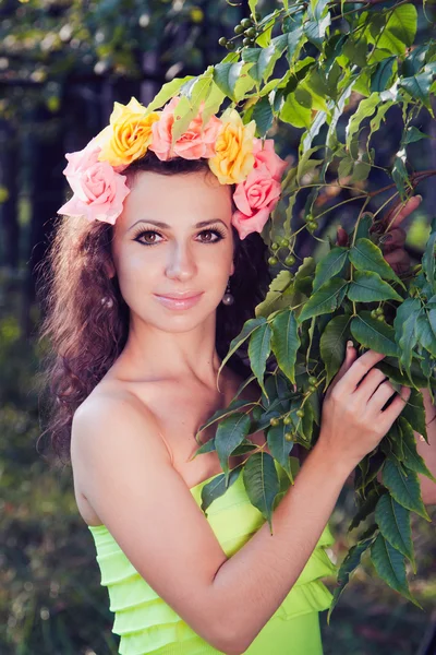 Mujer en el bosque — Foto de Stock