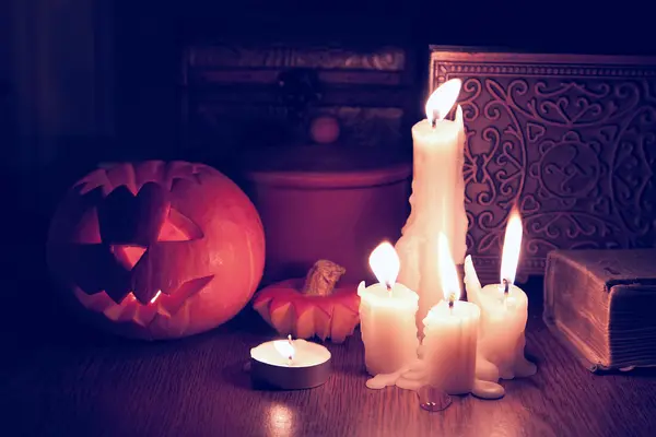 Halloweenpumpor och ljus — Stockfoto