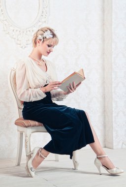 bir kitap ile güzel bir kadın