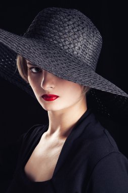 siyah geniş şapkalı kadın