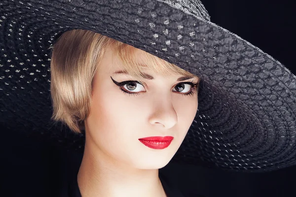 Mujer en sombrero ancho negro — Foto de Stock