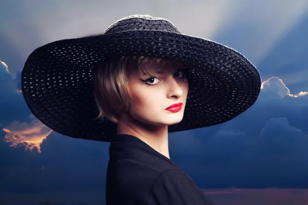 Mulher de chapéu largo preto — Fotografia de Stock