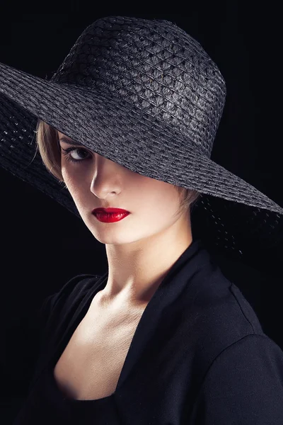 Жінка в чорному широкому капелюсі — стокове фото