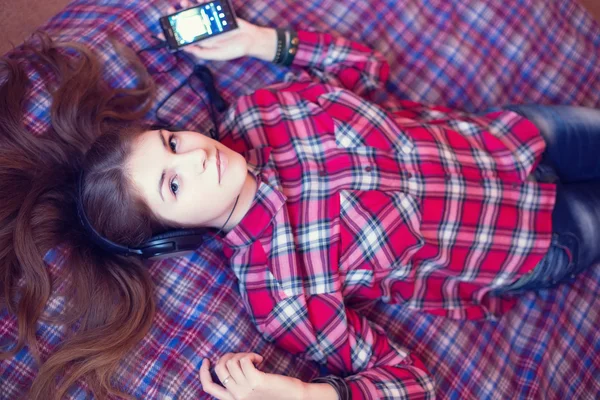 Adolescente ouvir música em fones de ouvido — Fotografia de Stock