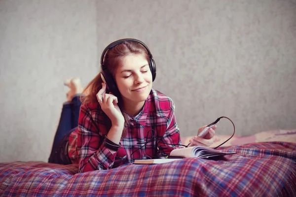 Adolescent entendre de la musique sur les écouteurs — Photo