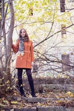 Kız bir turuncu ceket