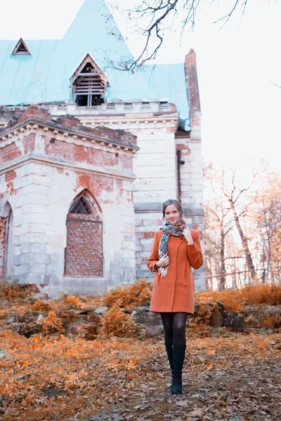 Fille dans un manteau orange — Photo