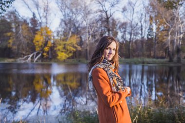 Kız bir turuncu ceket