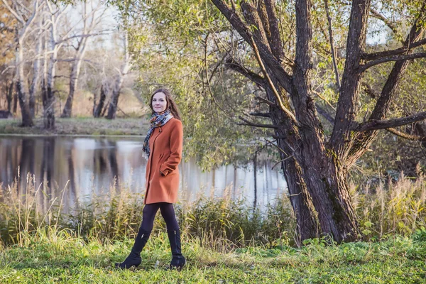 Ragazza in un cappotto arancione — Foto Stock