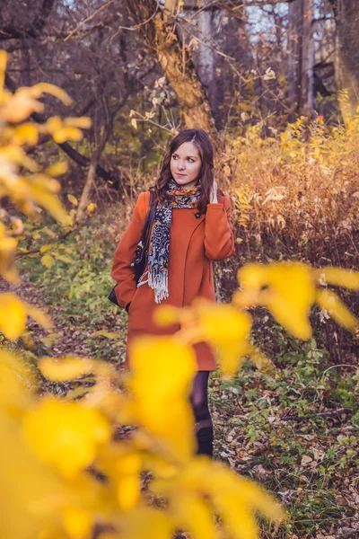 Fille dans un manteau orange — Photo