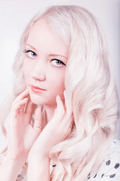 아름 다운 금발 머리 소녀 — 스톡 사진