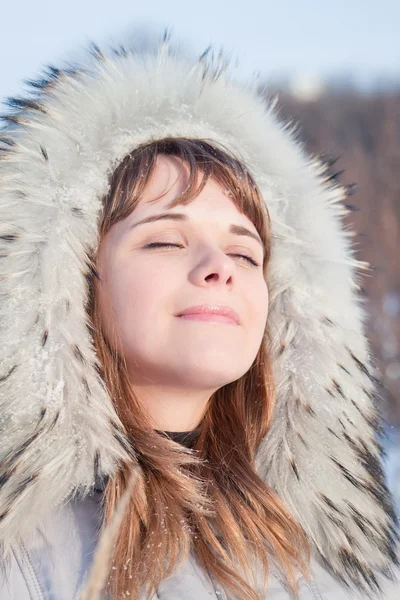 Meisje in het park — Stockfoto