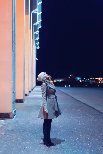 Kvinnan promenader på en natt-stad — Stockfoto