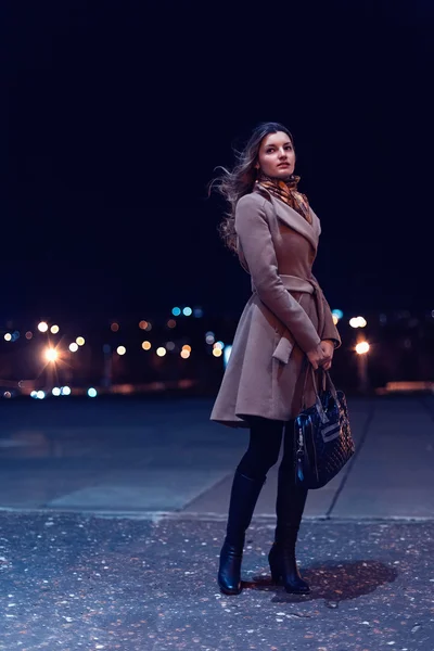 Femme marche sur une ville de nuit — Photo