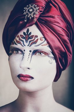 güzel bir kadın ile bodyart