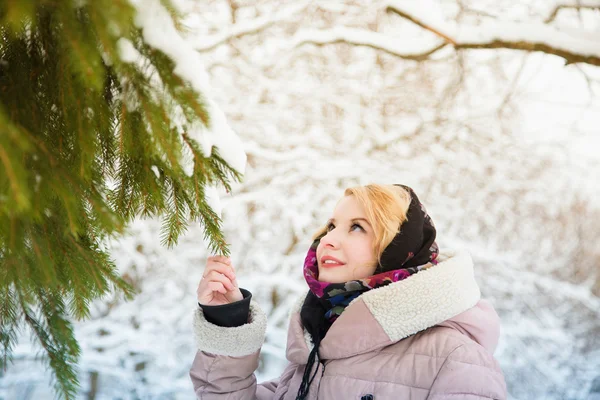 Vrouw in de winter — Stockfoto