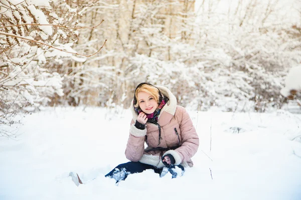 Vrouw in de winter — Stockfoto