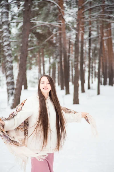 Žena v zimním lese — Stock fotografie
