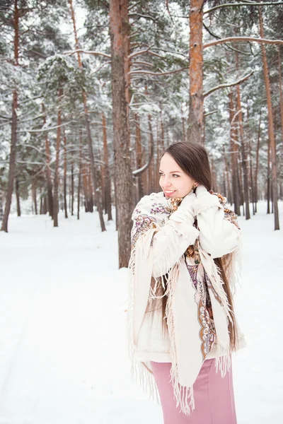 Mulher na floresta de inverno — Fotografia de Stock