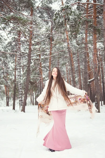 Mulher na floresta de inverno — Fotografia de Stock