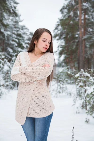 Žena v zimním lese — Stock fotografie