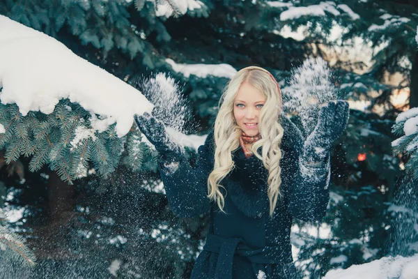 Mujer en invierno — Foto de Stock