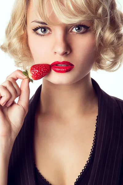 Mulher comendo um morango — Fotografia de Stock