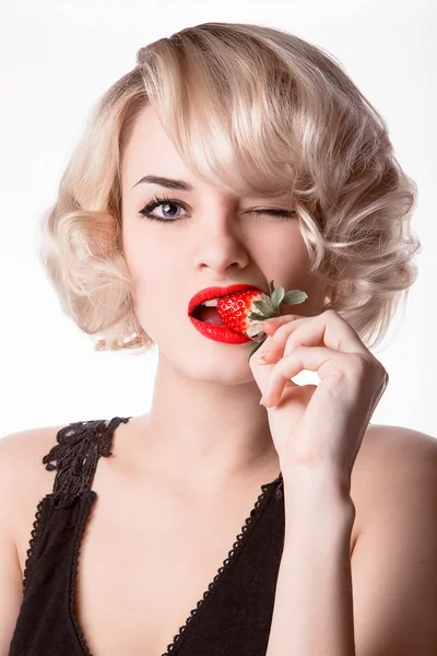 Mujer comiendo una fresa —  Fotos de Stock