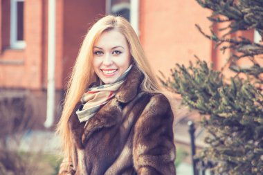 güzel kız şehirde yürüyüş