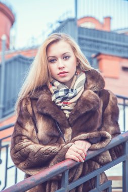 güzel kız şehirde yürüyüş