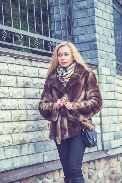 Beautiful girl walking in the town — Stock Photo, Image