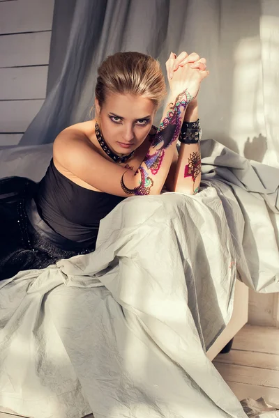 Mulher com tatuagem de henna — Fotografia de Stock