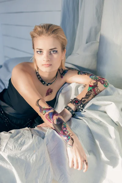 Mulher com tatuagem de henna — Fotografia de Stock