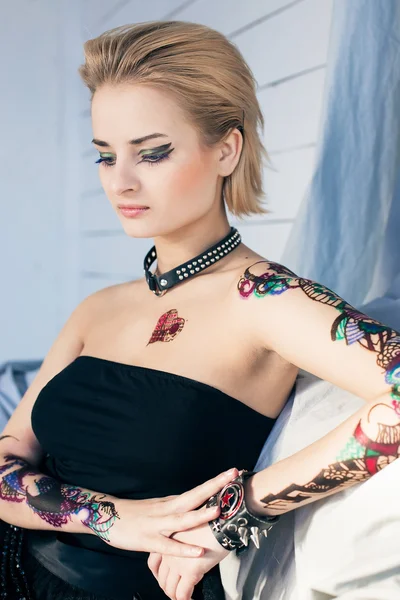 Mujer con tatuaje de henna — Foto de Stock